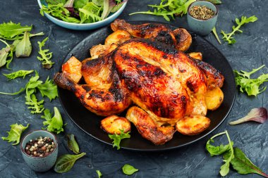 Lezzetli görünüyor. Taze kızarmış tavuk. Aromatik otlarla pişirilmiş tavuk..