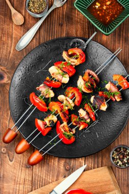 Ahtapot ızgara ahşap masa, ızgara kalamar şiş, barbekü ya da mangal kalamarı, Tayland sokak yemeği..