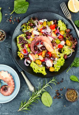 Ahtapot dokunaçları, zeytin ve patates tabağı. Ahtapot salatası. Üst Manzara. Deniz ürünleri..