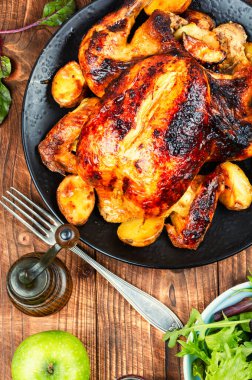Sebzeli fırında tavuk ve kırsal ahşap masada elmalar. Izgara kümes hayvanları..