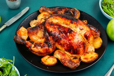 Kızarmış tavuk, kızarmış patates ve elma..