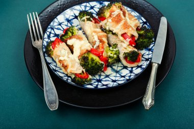 Brokoli ve biberle doldurulmuş etli börek ya da roulades. Sebzeli et.