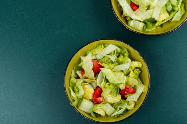 Yeşil yaprak ve sebze karışımından yapılmış yeşil vejetaryen salatası. Metin için boşluk.