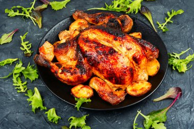 Elma ve aromalı bitkilerle süslenmiş tavuk..