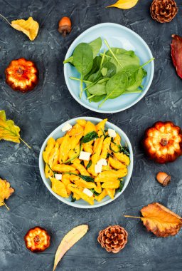 Hokkaido balkabaklı lezzetli sonbahar hamur tatlısı. Üst görünüm.