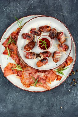 Pastırmaya sarılmış lezzetli tarihler, leziz aperatifler. Lezzetli çerez, sağlıklı yemek..