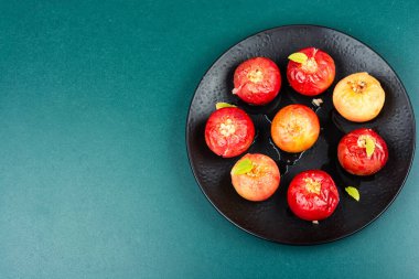 Tabakta fındık olan lezzetli fırında elmalar. Metin için boşluk.