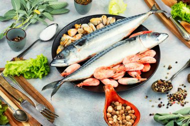 Pişmemiş, karides, midye, adaçayı ve baharatlı uskumru balığı..