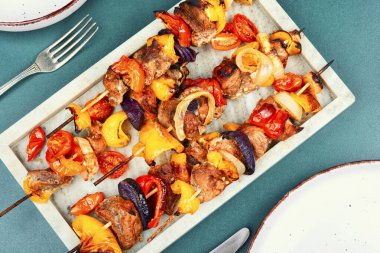 Şişlerin üzerinde sulu ızgara domuz kebabı. Şiş şiş..