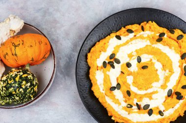 Parmesan peynirli lezzetli balkabaklı risotto. Balkabağıyla risotto pişiriyorum. Balkabağı yemeği. Düz yatıyordu.