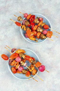 Barbekü sebze şişleri. Renkli ızgara yaz mevsimlik sebze şişleri.