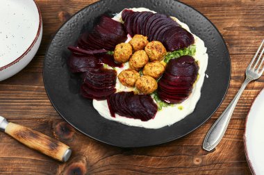 Pancar köklü nefis diyet falafel, ahşap masada vejetaryen salatası..