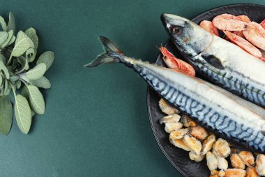 Pişirmek için malzemeli çiğ uskumru balığı. Boşluğu kopyala.