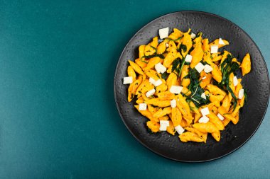 Otlu balkabağı gnocchi, vejetaryen yemeği. Metin için boşluk.