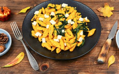 Lezzetli balkabağı gnocchi otlu, vejetaryen yemeği..