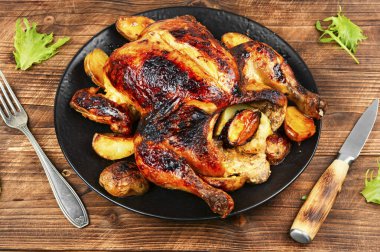 Pişmiş tavuk sebze ve elmalarla süslenmiş kırsal ahşap masa. Kırsal biçim.