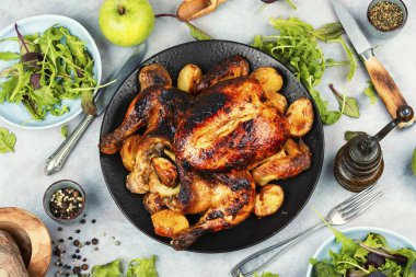 Lezzetli görünüyor. Taze kızarmış tavuk. Pişmiş tavuk. Üst görünüm.