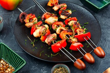 Izgara ahtapot, ızgara kalamar şiş, barbekü ya da kalamar, Tayland sokak yemeği..