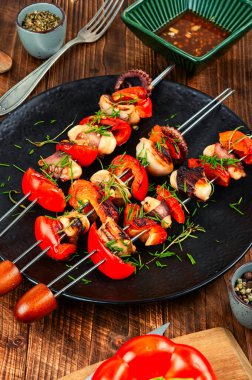 Izgara ahtapot, ızgara kalamar şiş, barbekü ya da kalamar, Tayland sokak yemeği..