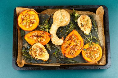 Bir tepsi kızarmış tereyağlı kabak. Ev yapımı kavrulmuş palamut kabağı.