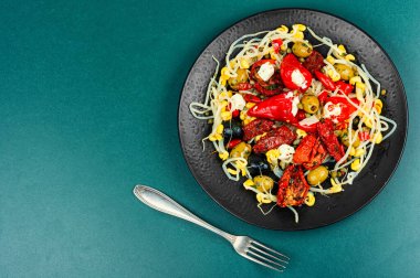 Salamura soya fasulyesi salatası, salamura soya filizi, kurutulmuş domates, zeytin ve biber. Kore yemeği. Boşluğu kopyala.