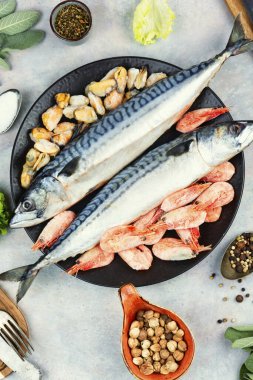 Taze, çiğ uskumru, karides, midye, limon ve baharat. Düz yatıyordu.