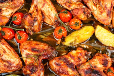 Barbekü tavuk kanadı, baharatlı ızgara et, fırında tavuk kanadı. Kapat..
