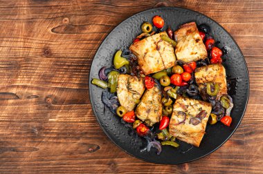 Domates, acı biber ve zeytin içinde pişirilmiş uskumru balığı parçaları. Boşluğu kopyala.