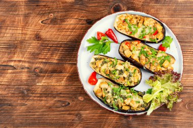 Et ile doldurulmuş ızgara patlıcan, geleneksel Türk yemeği. Boşluğu kopyala.