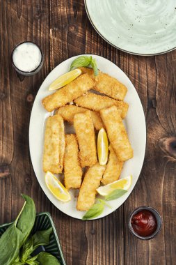 Tahta masada soslu kızarmış balık kroketi. Üst Manzara. Düz yatıyordu.