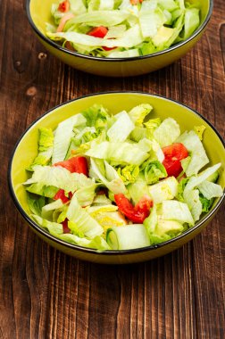 Sebze salatası marul, avokado, salatalık ve domates..