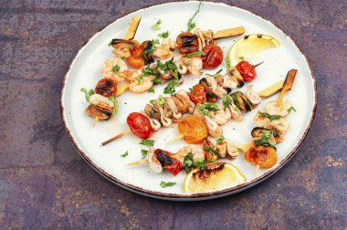 Lezzetli deniz ürünleri kebabı, karides, midye ve şişte ızgara kalamar.