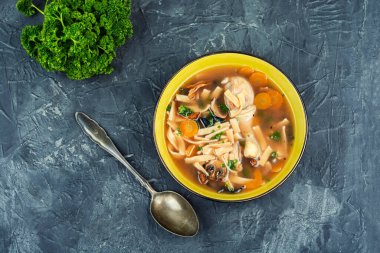 Mantarlı tavuk çorbası ve erişte. Yemek, çorba, tavuk, sebze, sıcak. Uzayı kopyala Metin için boşluk.