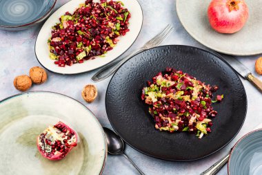 Pancar kökü, nar tohumu ve fındıklı lezzetli vejetaryen salatası..