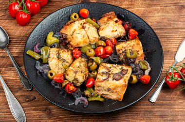 Izgara balık uskumrusu. Uskumru fileto. Balık tabağı, balık tabağı. Kırsal biçim.