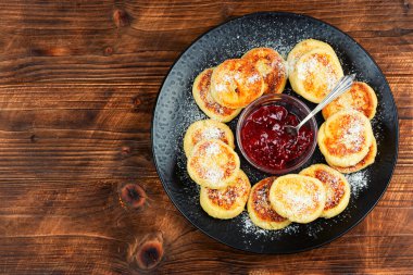 Meyve reçelli süzme peynirli börek. Sağlıklı ve lezzetli sabah yemekleri. Boşluğu kopyala.