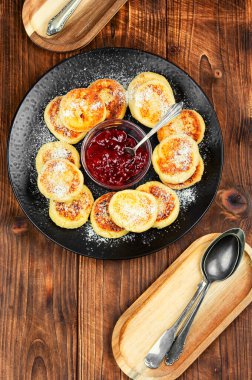 Süzme peynir ya da krep, reçelli şurup. Kırsal biçim.