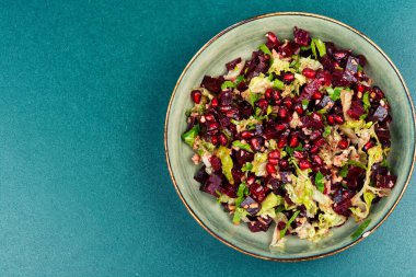 Bir kase salata. Pancar sebzeli ve nar aromalı sağlıklı salata. Yahudi yemeği. Metin için boşluk.