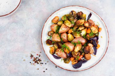 Fırında patates, Brüksel lahanası ve mantar. Pişmiş sebzelerle vejetaryen gıda konsepti. Metin için boşluk.