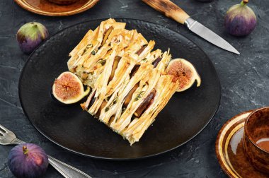 İncirli ve peynirli filo böreği. Lezzetli sonbahar ev yapımı tatlı.