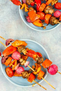 Renkli ve sağlıklı ızgara sebze şişleri..