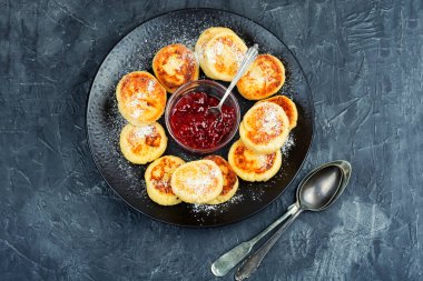 Syrniki, süzme peynirli börek ve çilek reçeli..