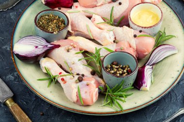 Çiğ tavuk budu ya da baharatlı but, pişirmek için malzemeli et..