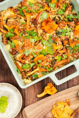 Çiğ çiğ mantarlı frittata, sağlıklı yemek..