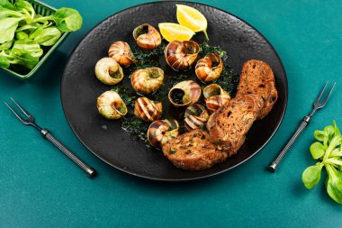 Masada maydanozlu lezzetli salyangozlar.