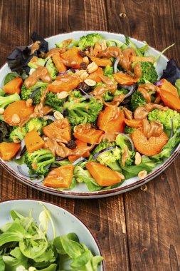 Salata, fırında sebze salatası, fındık sosu veya tereyağı. Kırsal biçim.