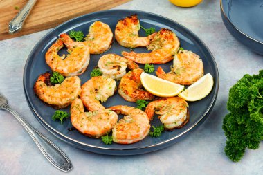 Kızarmış karides, sebze salamuralı karides. Deniz ürünleri..