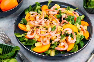 Karides, meyve ve sebzeli diyet salatası..
