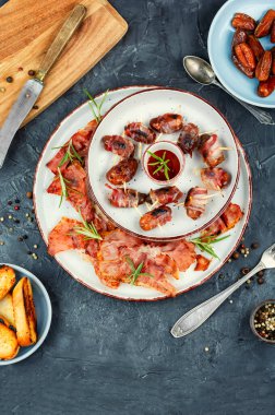 Kızarmış pastırmaya sarılmış aperatif lezzetli tarihler..