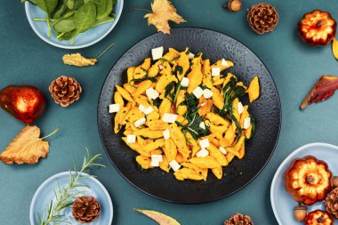 Taze mevsimlik, ev yapımı balkabaklı gnocchi. Düz yatıyordu